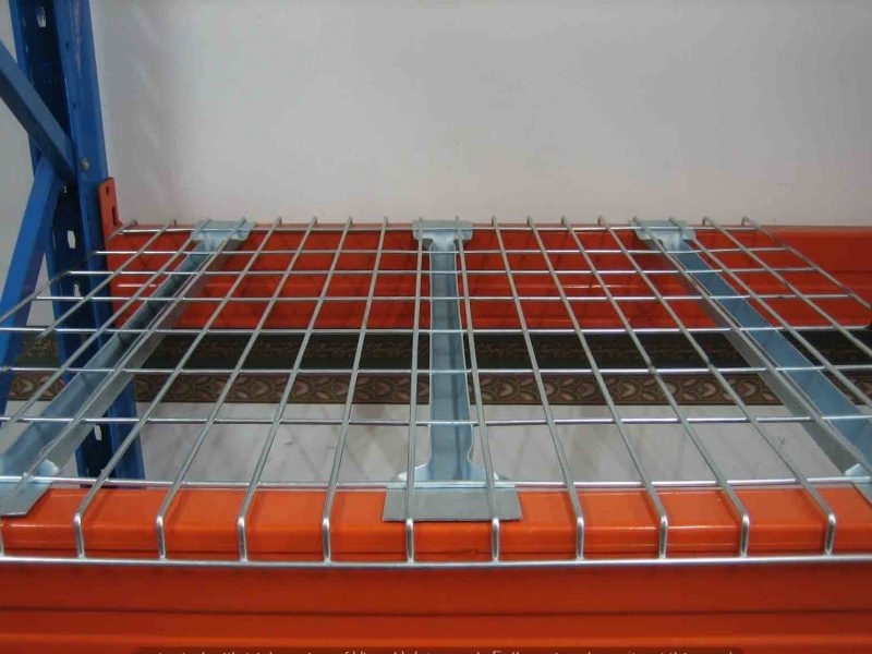Galvanized steel wire mesh decking and heavy-duty upright protectors on warehouse pallet racking